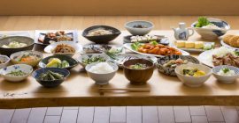 たくさんの食器に料理