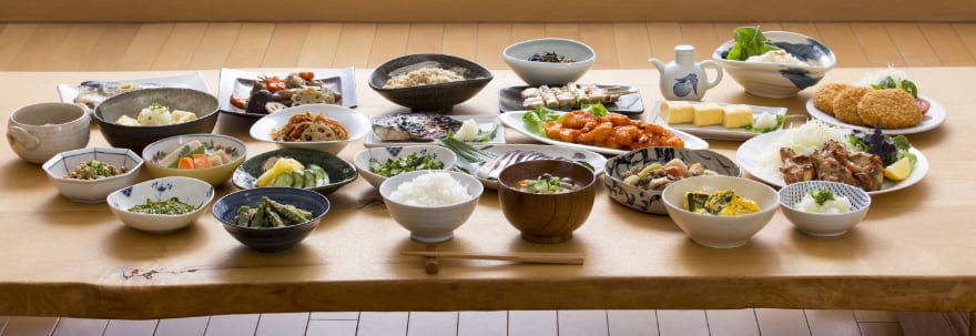 たくさんの食器に料理